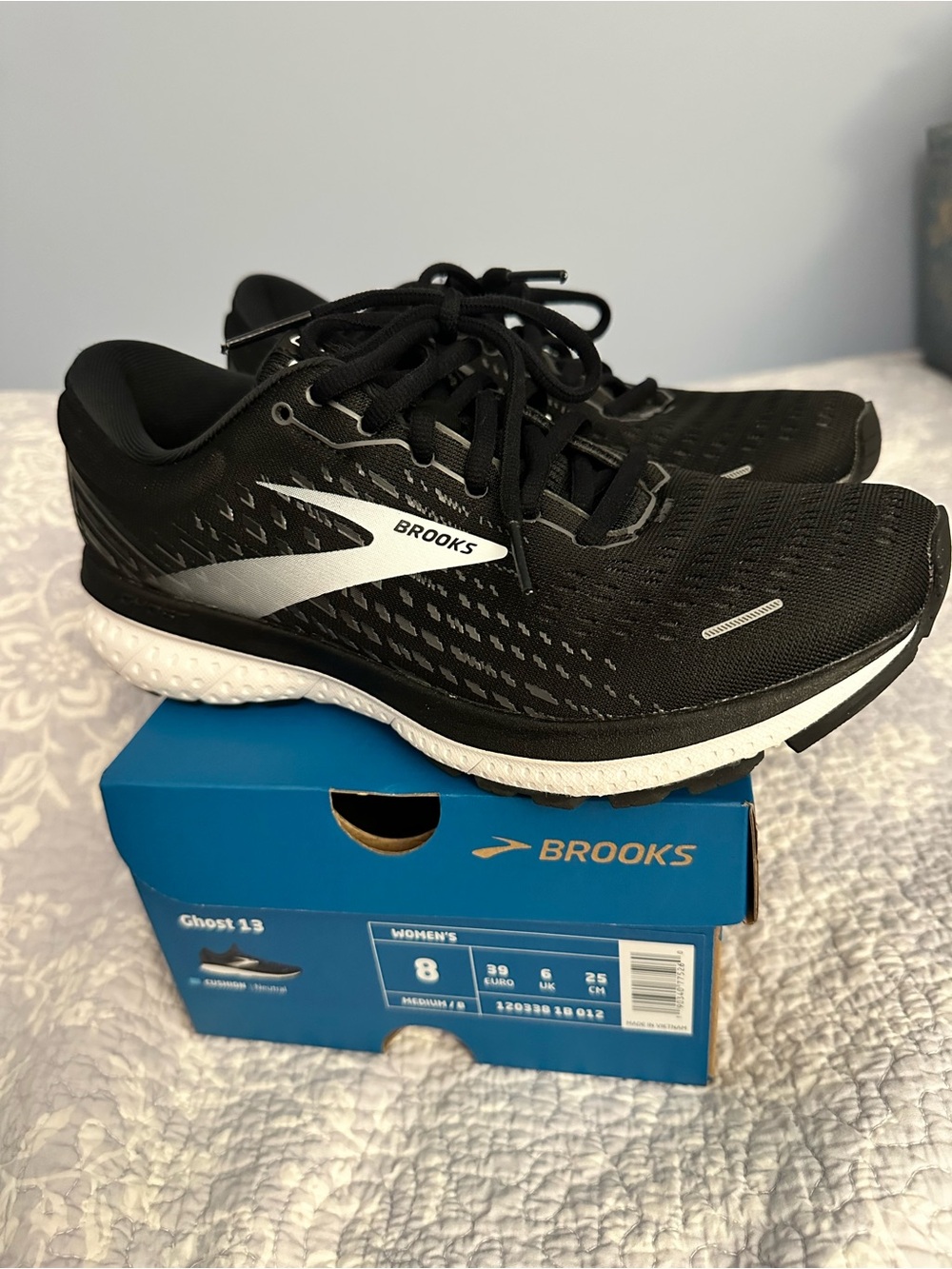 Brooks Ghost 13 women's athletic shoes in Black and White